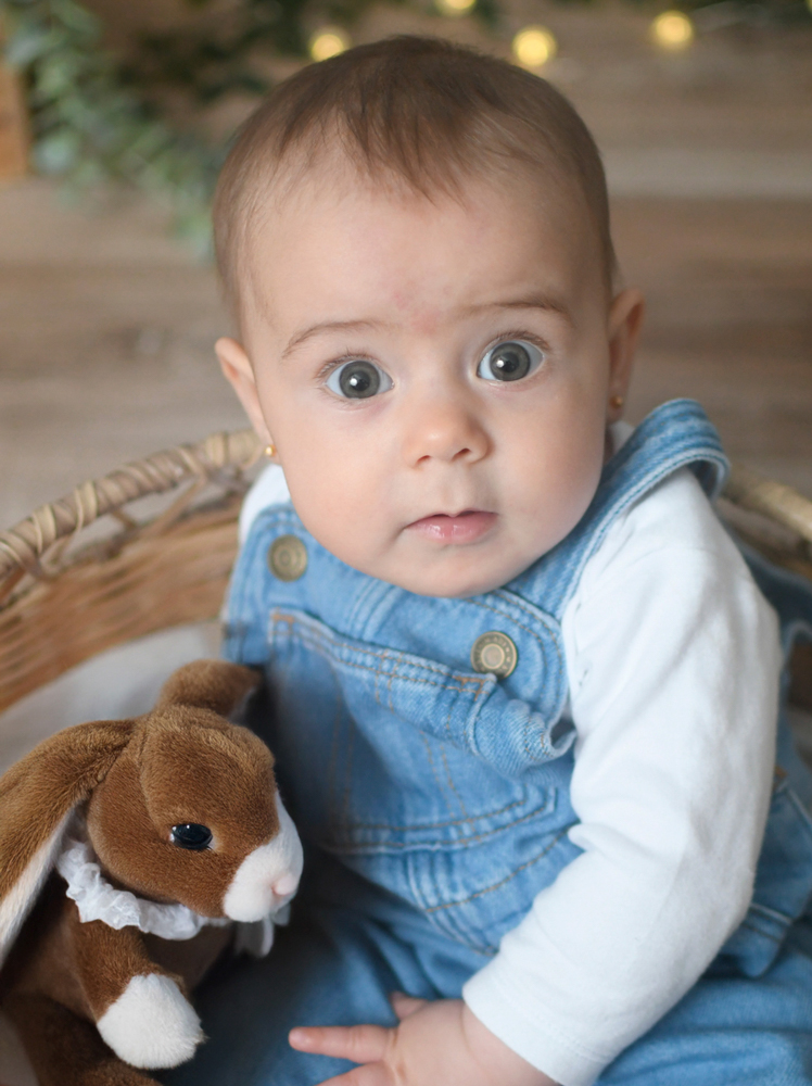 Fotografía de bebé en estudio con mirada expresiva en Alcalá de Henares